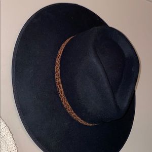 Stiff brim hat with leopard band, adjustable